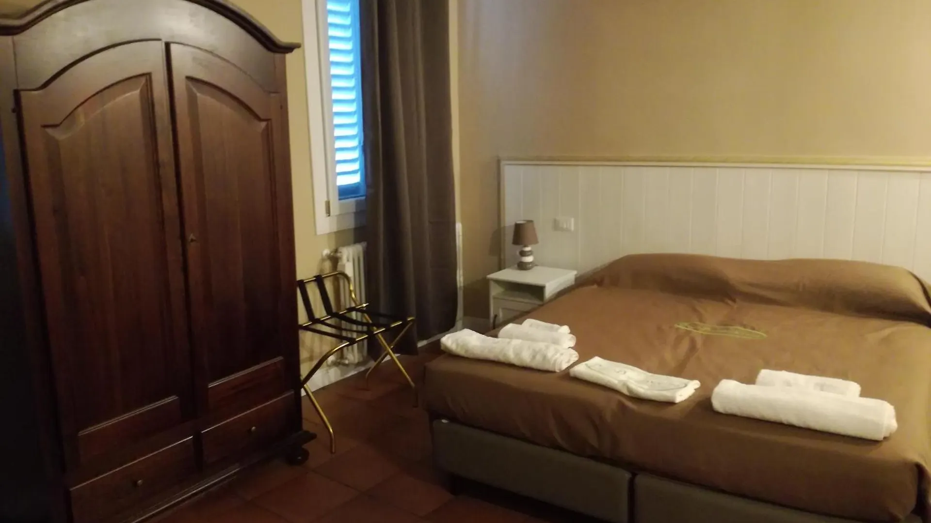 Piazza Cavour 2 Luxury Rooms- Bedinbolognacentro Suites contacts